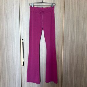 Alo Yoga Sway Bootcut Sweatpant - Wild Berry - Size S